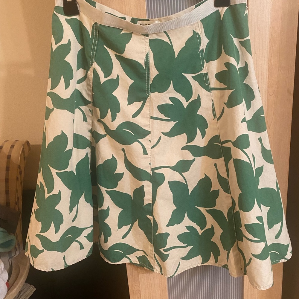 Bananas Republic Green Tan with a zipper on the side midi skirt.Been use 2 times